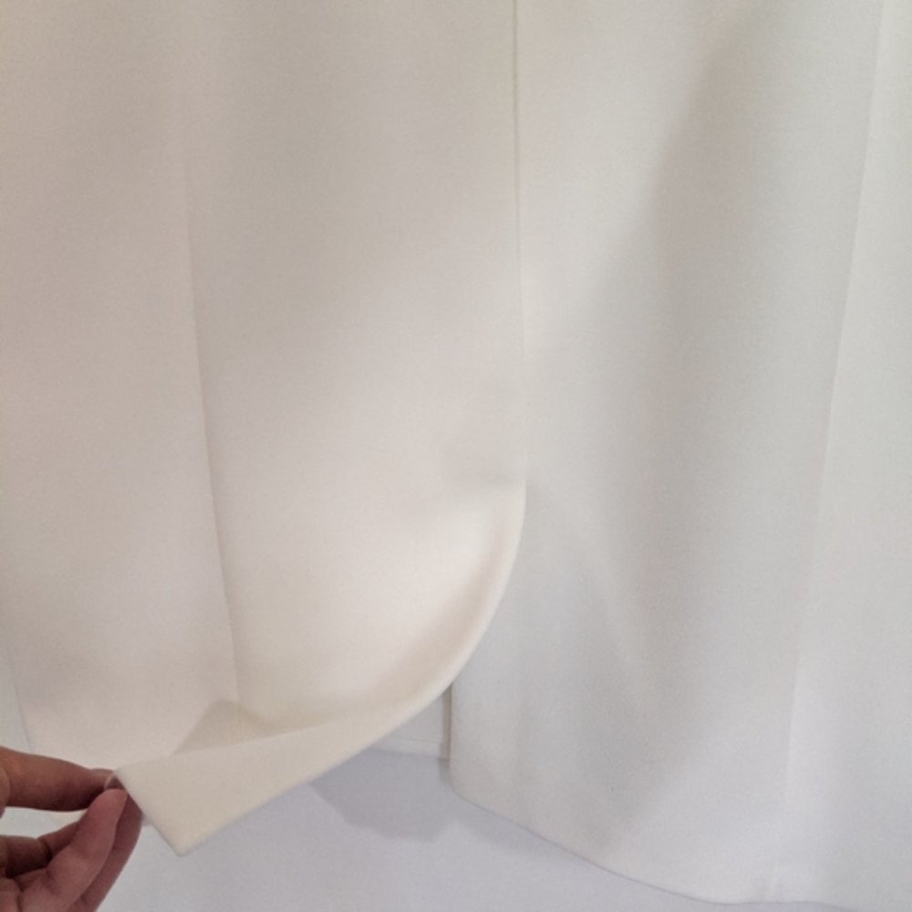 Elegant White Sleeveless Dress - Picture 6 of 10